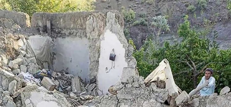 Suman al menos mil muertos por sismo en Afganistán