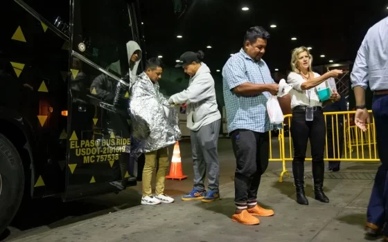 El gobernador de Texas ordena enviar más autobuses con migrantes