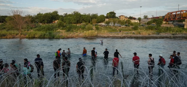 Texas supero su numero y transporto en autobús a 50.000 migrantes