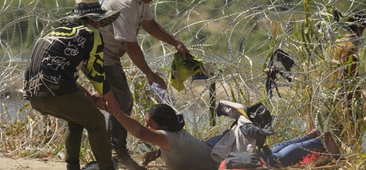 Jueza federal ordena mantener fuera el alambre de púas en la frontera de Texas por el momento