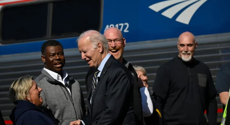 Joe Biden asigna $16,400 millones a trenes en Nueva York y otras ciudades
