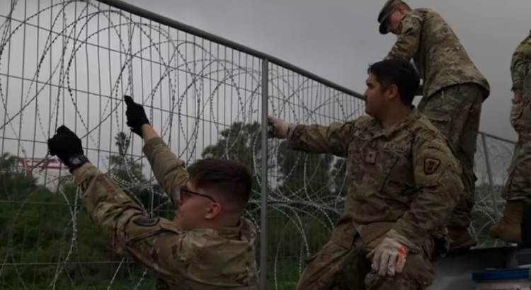 Nueva barrera “antiinmigrantes” de Texas: anti escaladas y envuelta con alambre de púas