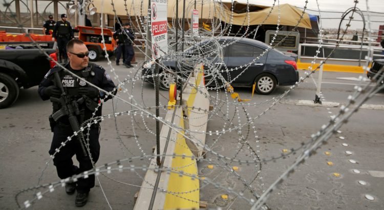 Texas levanta nueva barrera fronteriza, aumentando riesgos para migrantes