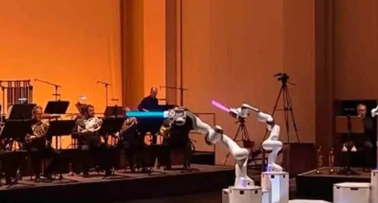 Robot con tres brazos dirige orquesta alemana Robot con tres brazos dirige orquesta alemana