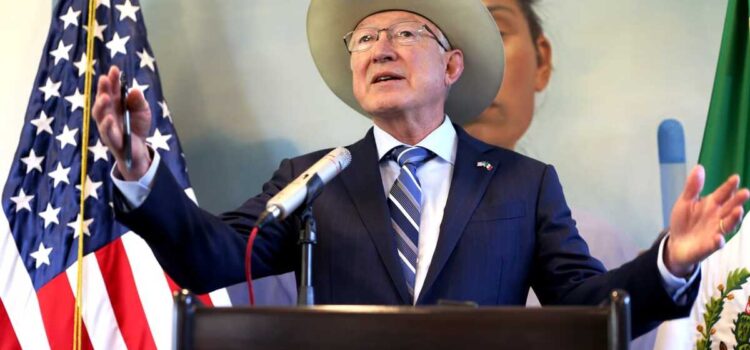 Ken Salazar critica la estrategia de seguridad de AMLO: “Abrazos, no balazos” ha fallado