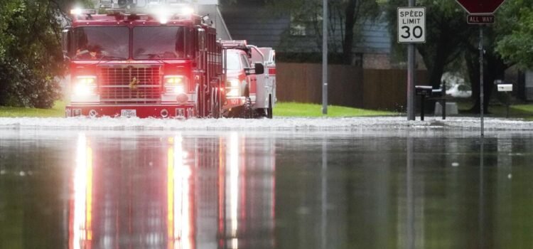 El Departamento de Bomberos de El Paso asiste en las inundaciones de Texas