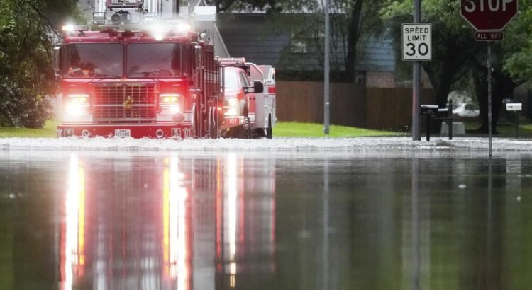 El Departamento de Bomberos de El Paso asiste en las inundaciones de Texas