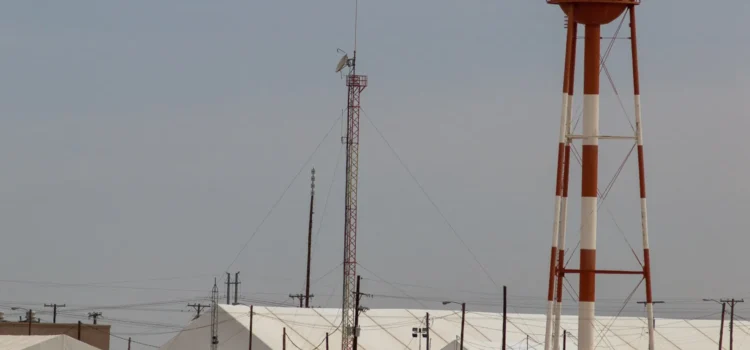 Centro de detención de migrantes en El Paso arranca operaciones con mil detenidos