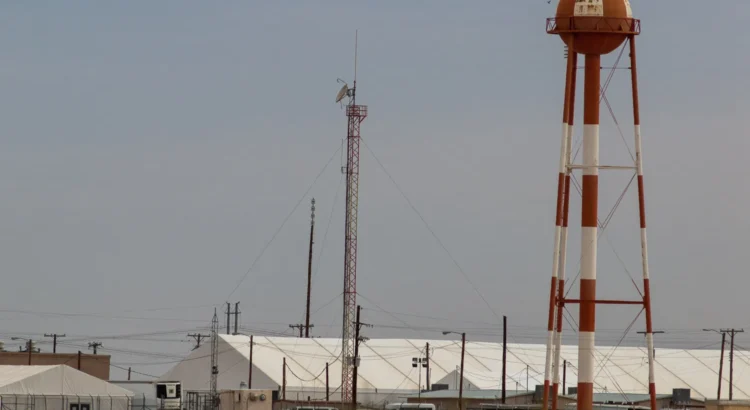 Centro de detención de migrantes en El Paso arranca operaciones con mil detenidos