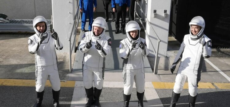 SpaceX lleva a cuatro astronautas a la Estación Espacial Internacional en apenas 15 horas