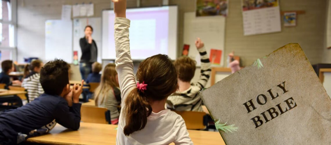 Juez bloquea ley de Texas que exige exhibir los Diez Mandamientos en escuelas públicas