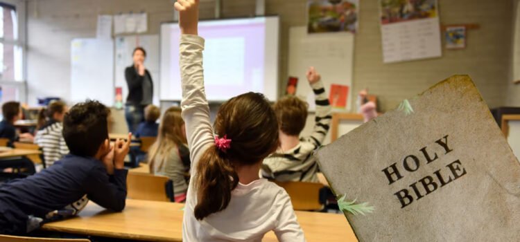 Juez bloquea ley de Texas que exige exhibir los Diez Mandamientos en escuelas públicas