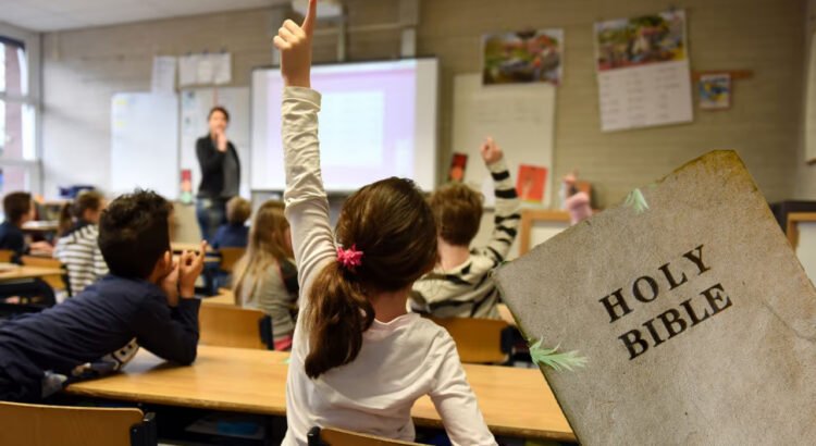 Juez bloquea ley de Texas que exige exhibir los Diez Mandamientos en escuelas públicas