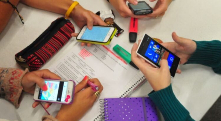 El Paso ISD prohíbe uso de celulares y dispositivos digitales durante el horario escolar a partir de este lunes