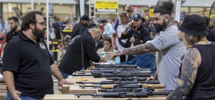 Texas prohíbe recompra de armas; El Paso sede del último evento