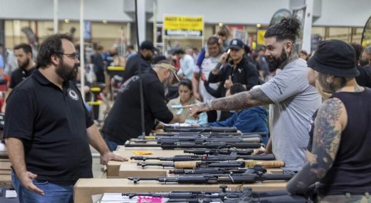 Texas prohíbe recompra de armas; El Paso sede del último evento
