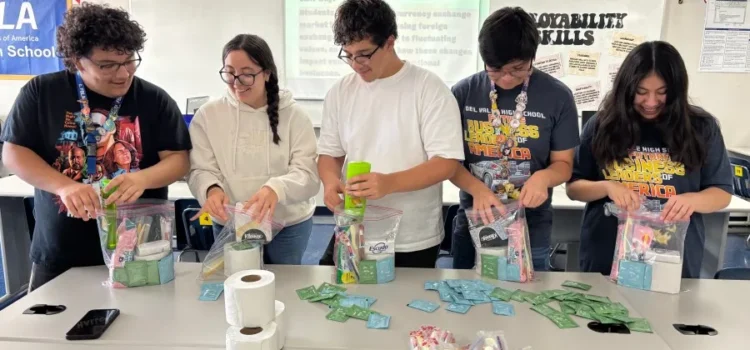 Estudiantes de El Paso recolectan agua y kits de higiene para refugios