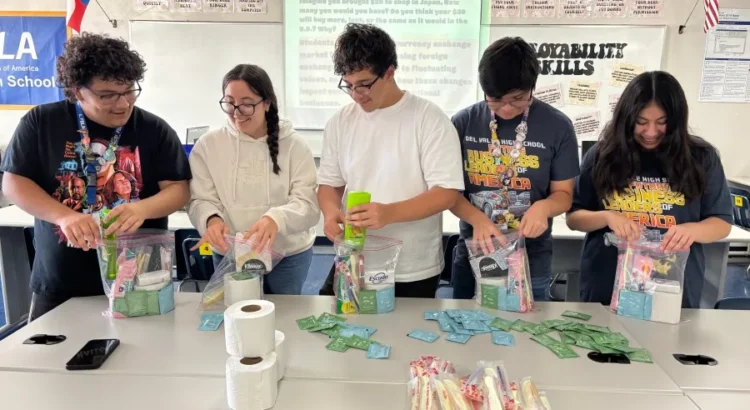 Estudiantes de El Paso recolectan agua y kits de higiene para refugios