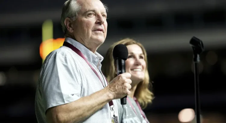 El presidente de Texas A&M dimite tras la polémica generada por un vídeo en el aula El presidente de Texas A&M dimite tras la polémica generada por un vídeo en el aula