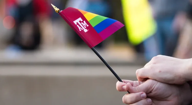 Universidades de Texas lanzan revisiones de cursos en medio de un esfuerzo por limitar la instrucción sobre identidad de género Universidades de Texas lanzan revisiones de cursos en medio de un esfuerzo por limitar la instrucción sobre identidad de género