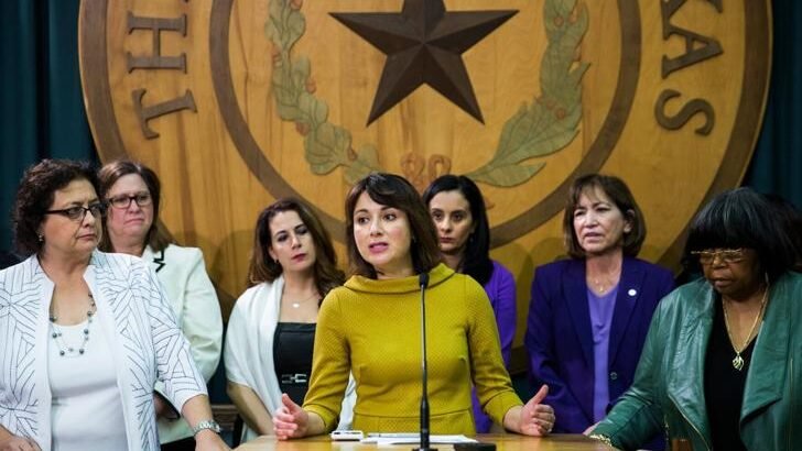 La representante estatal de Texas, Gina Hinojosa, lanza su candidatura demócrata a gobernadora