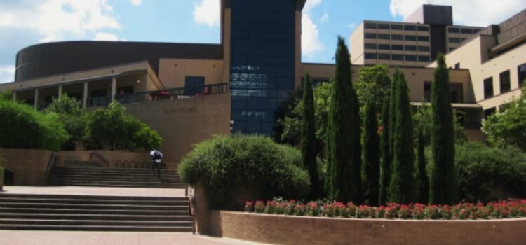 Texas lanza iniciativa para instalar TPUSA en todas las escuelas secundarias y universidades.