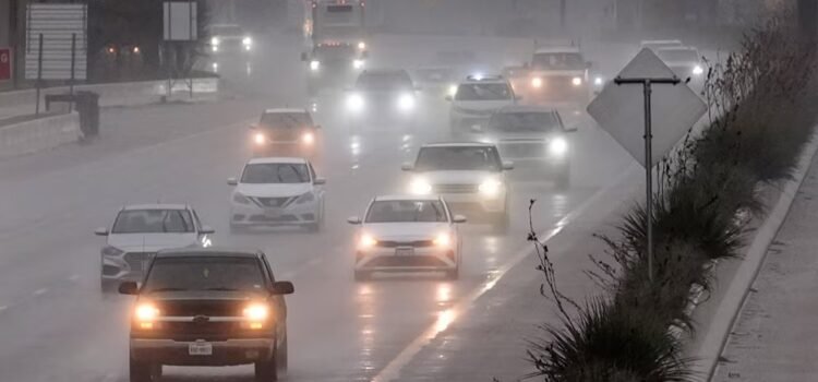 Lluvias históricas provocan inundaciones en Texas y obligan a declarar una emergencia estatal